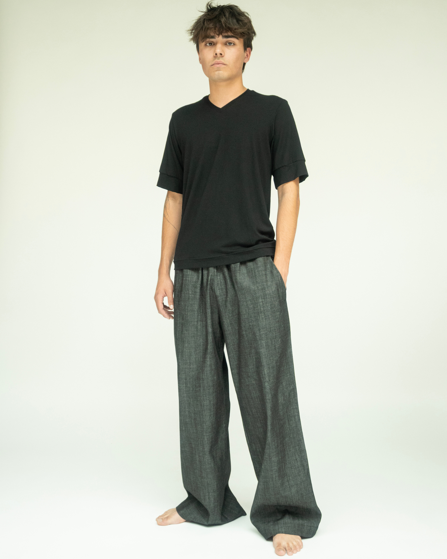 Genderless V-neck - Pure Black - Made on demand