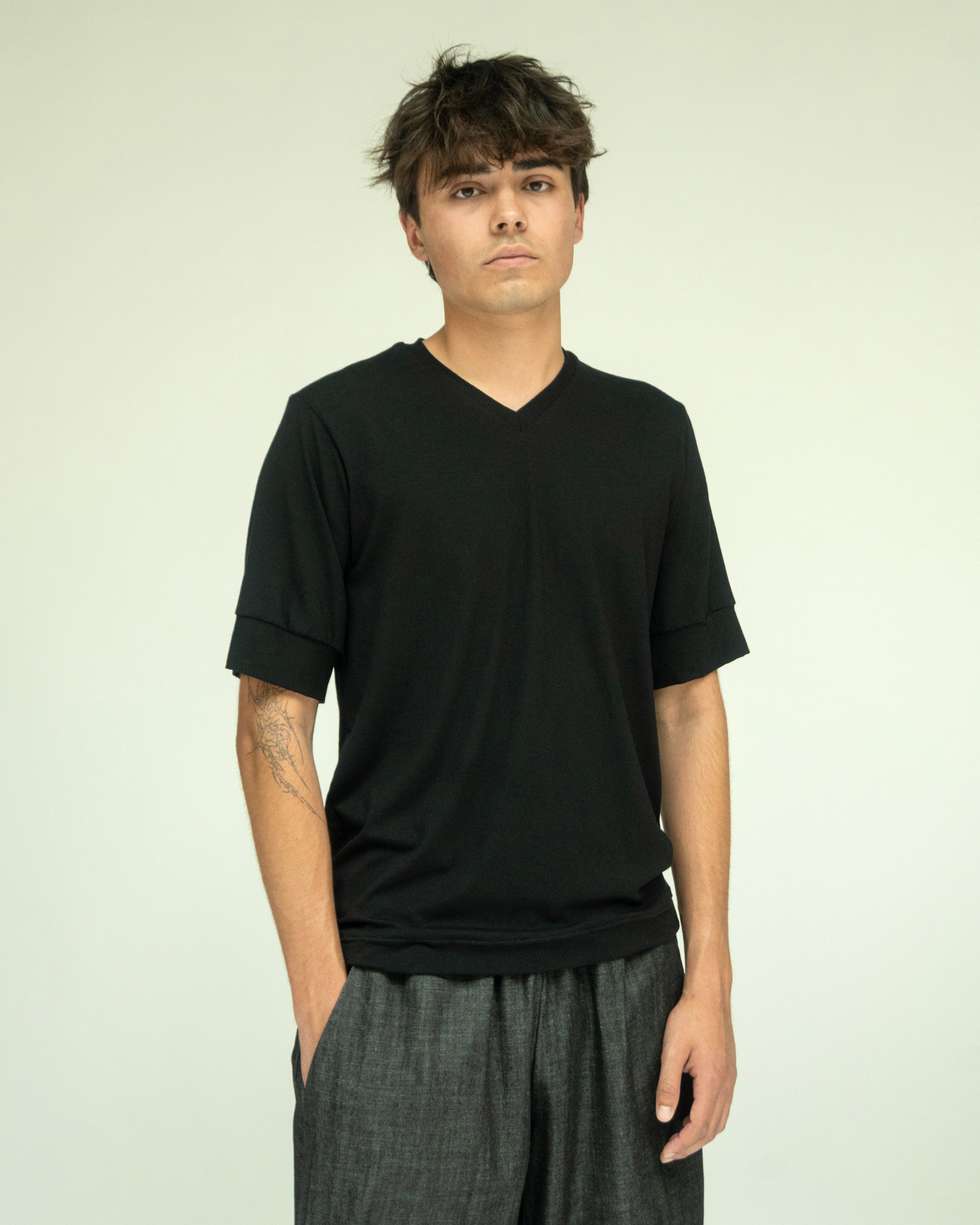 Genderless V-neck - Pure Black - Made on demand